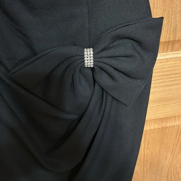 Black Off the Shoulder Evening Dress. Sz. 10/12 - Picture 3 of 11